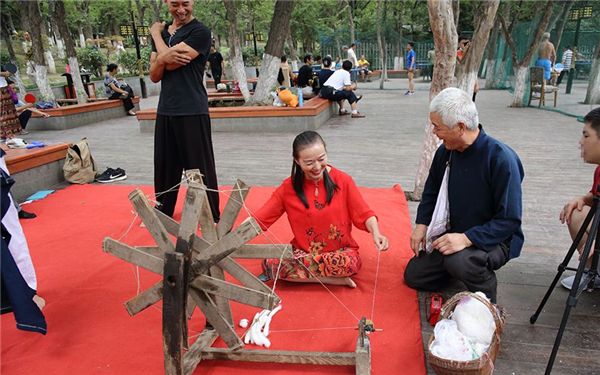 兴庆公园“网红”大爷和他的祖传木纺车