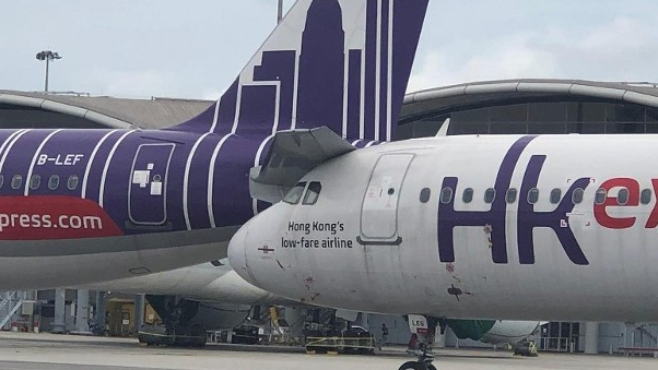 香港机场发生严重事故 客机机头撞上另一架机尾