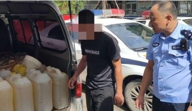 西安一男子无证驾驶车辆载14桶汽油 因涉嫌非法运输被重罚