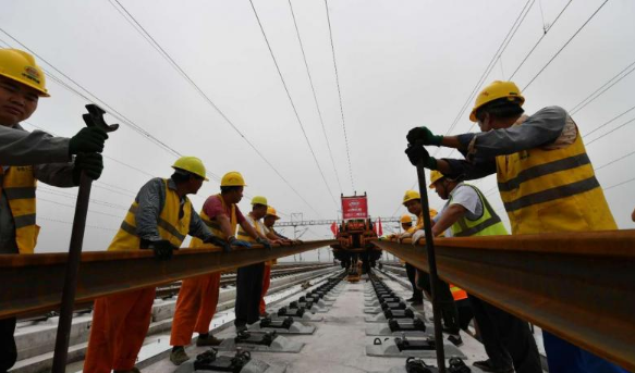 京雄铁路实现全线轨道铺通 年底北京至雄安新区一小时通达