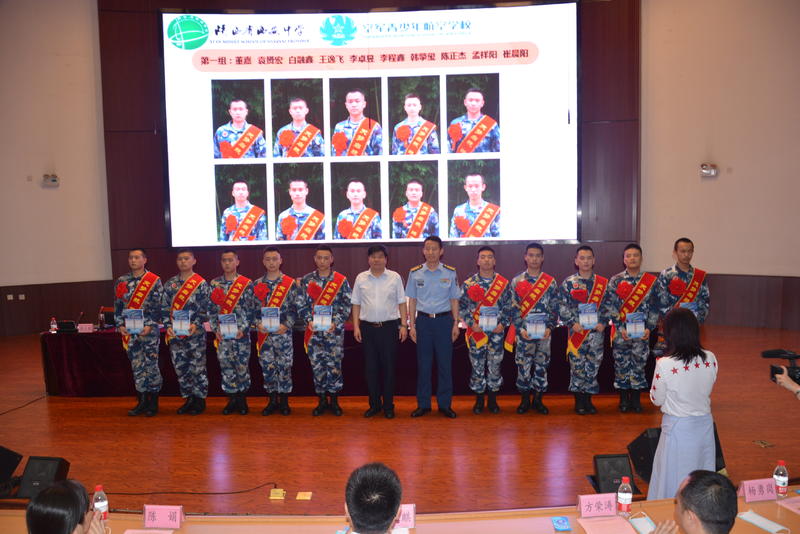 陕西省空军青航校举行飞行学员录取通知书颁发仪式 42名准飞行员喜领录取通知书