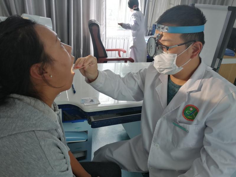 阿里脱贫 陕西力量|陕西医生签带徒协议 半年教会藏族医生做扁桃体剥离术