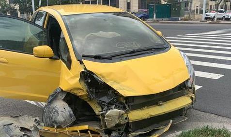腿疾男子改装轿车为“全手动驾驶” 无证上路抢黄灯酿事故