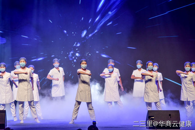 图片7：西安国际医学中心医院医护人员表演舞蹈《生死时速》。.jpg