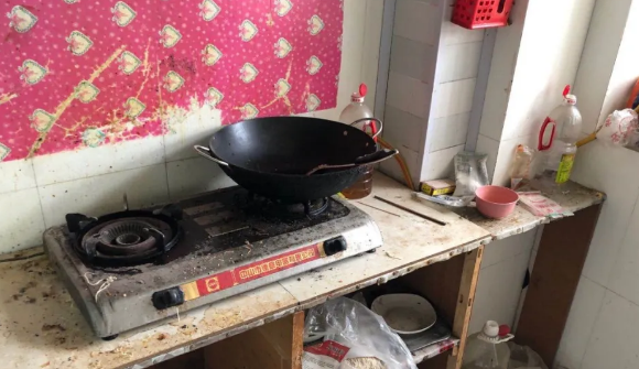 男子一年时间把新房住成“垃圾堆” 西安房东收房时锅里稀饭都臭了