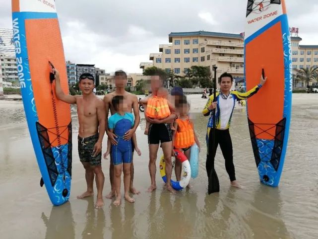 7游客被卷海中 广西2男子骇浪中救起6人