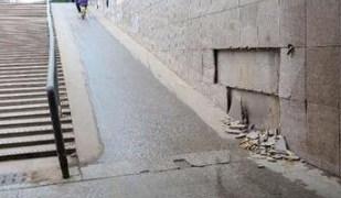 西安阎良西闸口地下通道存在安全隐患：墙面瓷砖多处破损