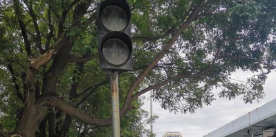 西安南二环沙坡十字多个红绿灯“罢工” 市民出行极为不便