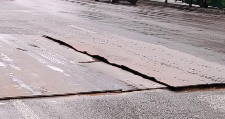 西安桃园路动车道上钢板变形且翘起 车辆通行十分危险