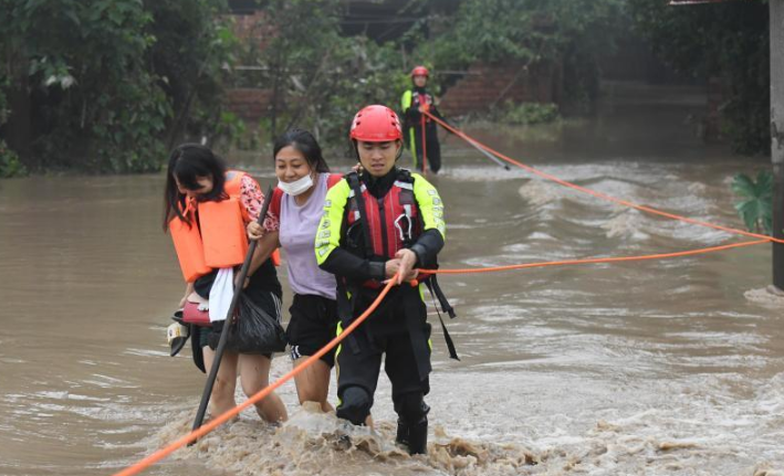 四川乐山特大洪水来袭 民众紧急转移