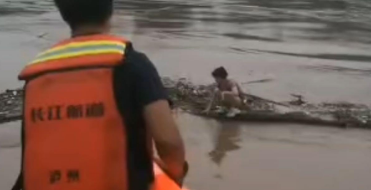 女子洪峰中跳长江漂流81公里获救 救援人员详解原因