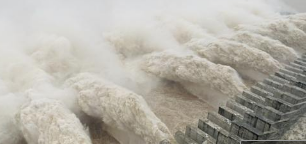 三峡枢纽迎来建库以来最大洪峰 已开启11孔泄洪