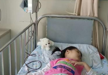 安康白血病女孩已收到善款约7万元 父母激动在病房外哭