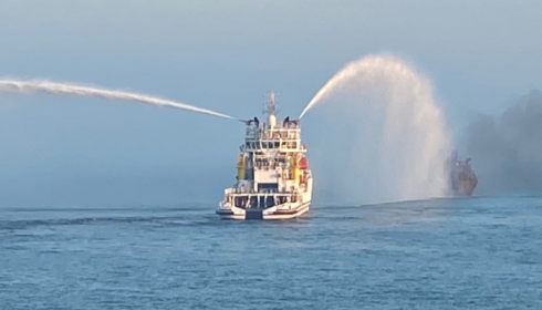 长江口外水域两船碰撞后续：今晨实施新一轮灭火方案