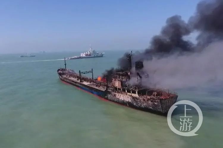 8月20日，事故现场油船仍在燃烧。视频截图