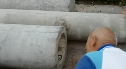 陕西一男童贪玩爬进水泥管道被困 身体呈胎儿姿势不能动弹