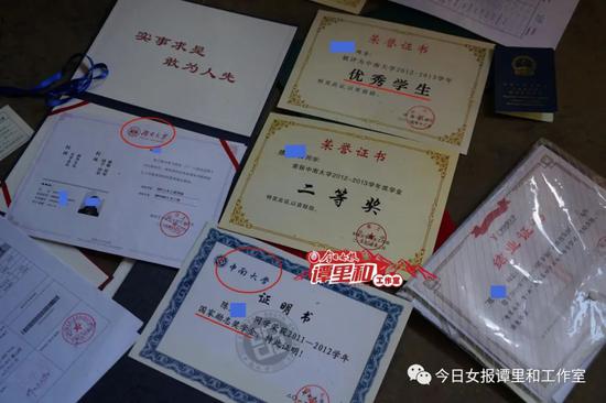 陈陆洋在中南大学和湖南大学读书时的奖状证书铺满了地面