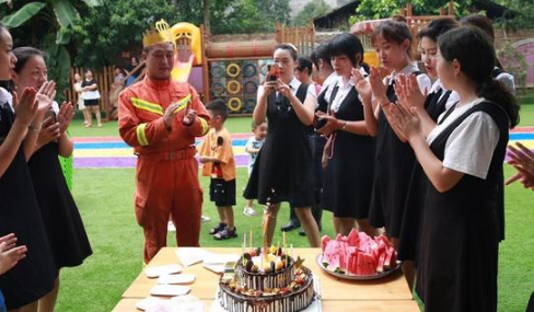 西安消防员赴川抗洪赶上生日 雅安一幼儿园老师们送蛋糕祝福