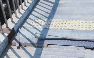 西安团结中路人形天桥上铁条翘起 容易绊倒行人十分危险