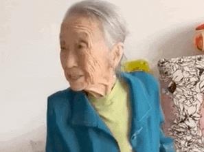 90岁老奶奶做完美甲后小心翼翼 网友：太可爱了