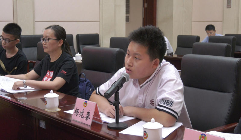 省政协召开未成年人权益保护座谈会 13岁初中生受邀发言