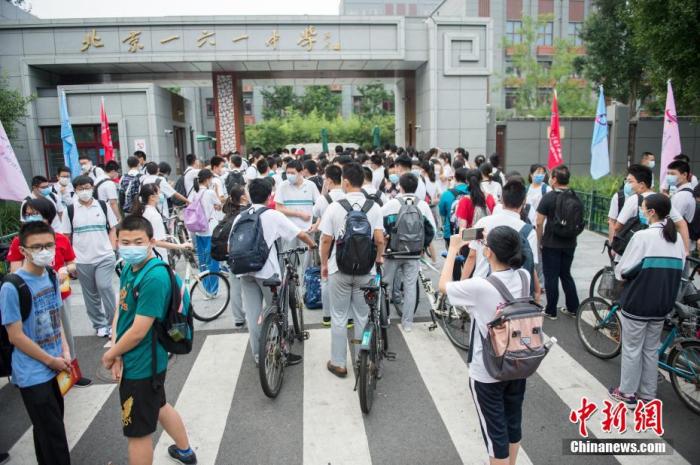 8月29日，北京161中学学生等候学校开门。中新社记者 田雨昊 摄