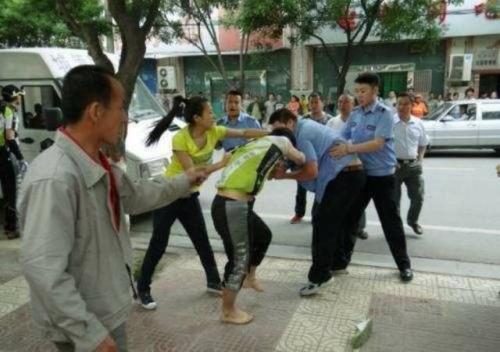 河南嵩县警方通报男子当街打死前女友：嫌疑人已被控制