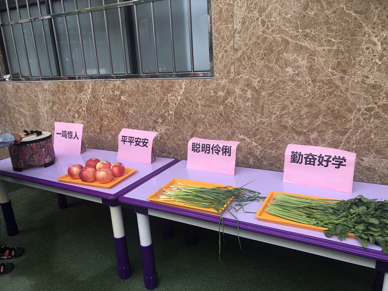 领棒棒糖、摘茄子丝瓜...开学首日西安各个学校创意迭出 