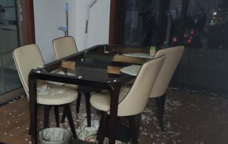 买下的钢化玻璃面餐桌凌晨突然爆炸 西安市民后怕不已