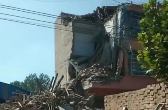视频惊心！一栋4层楼房突然坍塌：邻居建房地基挖得太深