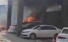 突发！西安丰禾小区发生火情 疑似垃圾堆起火引燃旁边车辆