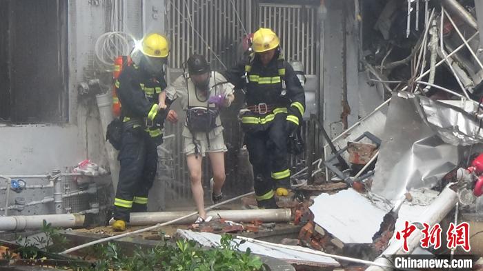 珠海斗门一商住楼发生爆炸消防现场救出9名遇险民众