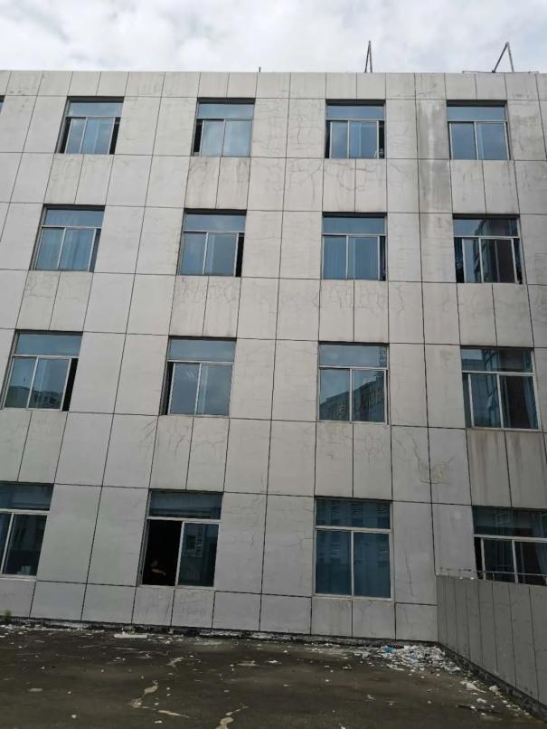 在涉案医院4楼阳台可以看到，该院病房窗户打开程度都受到限制。