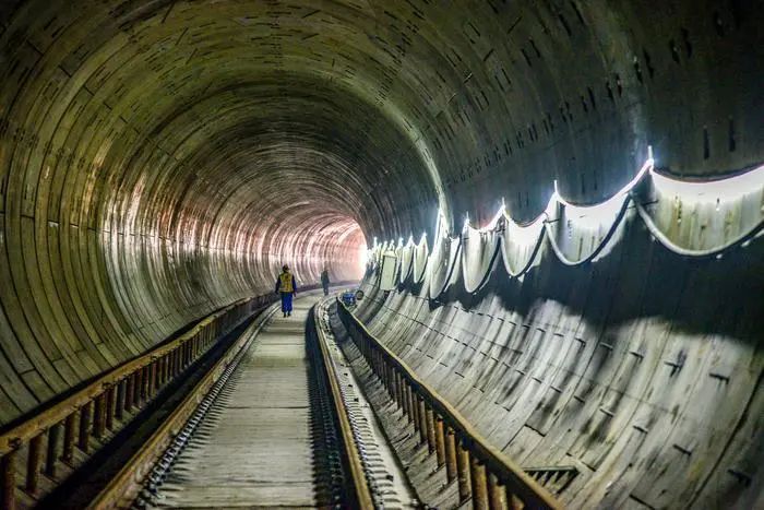 西安地铁14号线已实现洞通、轨通，预计2021年6月开通。首席记者王健 摄