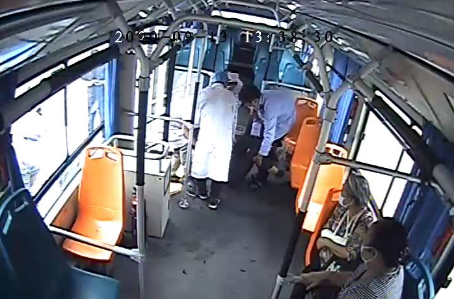 西安618路公交司机一站路连闯两个红灯 为发病乘客急救抢时间