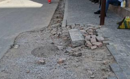 西安和平路施工后地面未恢复 砖块散乱平铺行人通行不便