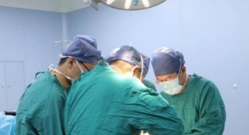 81岁老太颈椎长肿瘤病情复杂 西安医生挑战禁区成功完成肿瘤摘除