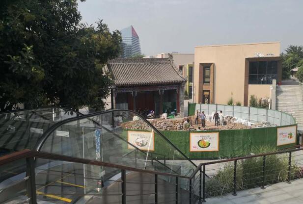 曲江寒窑遗址公园东门施工不断 刚修好的玻璃房又被拆除