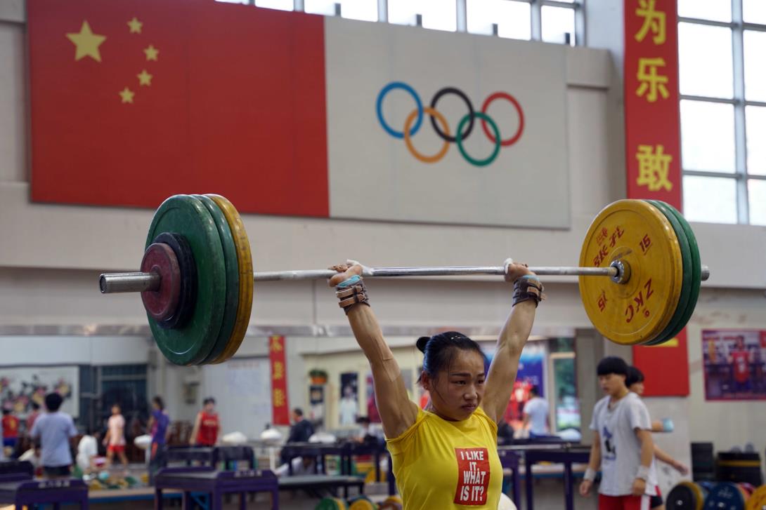 6破世界纪录的教练带领陕西女子举重队 为全运会做准备