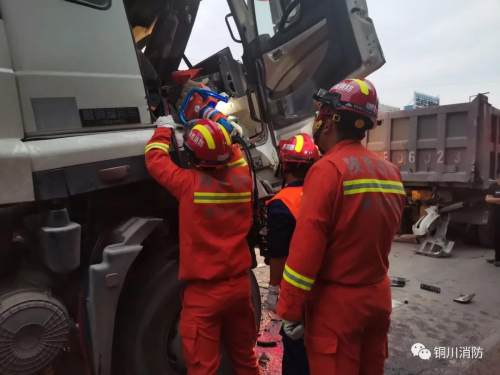 2辆大货车发生事故致驾驶员被困 铜川消防紧急救援