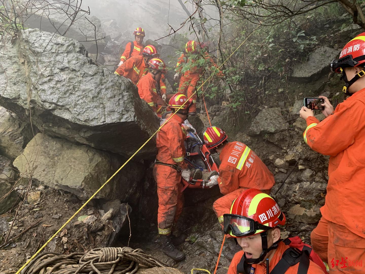 两驴友未开发区域登山坠崖被困 消防员22小时绝壁索降施救