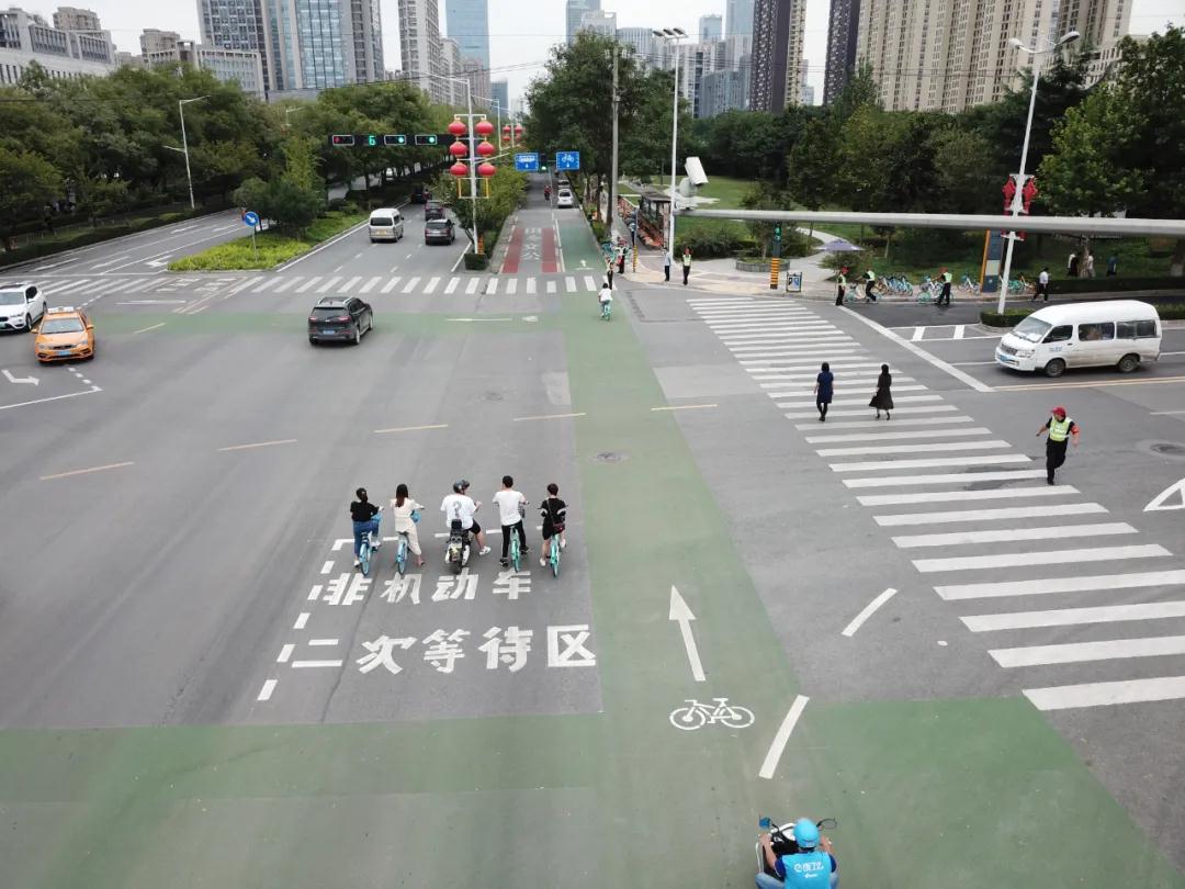 西安锦业路十字新增非机动车专用道 车辆、行人各行其道