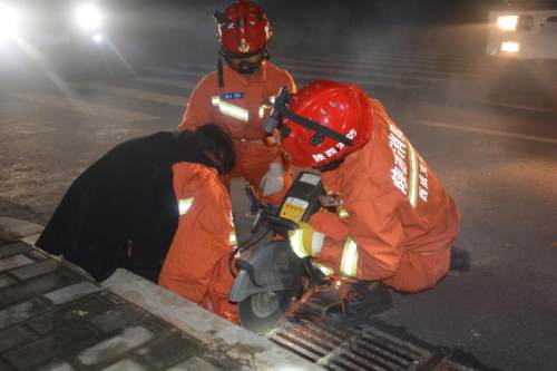 西咸新区一男子胳膊被卡下水道 消防员凌晨出警紧急营救