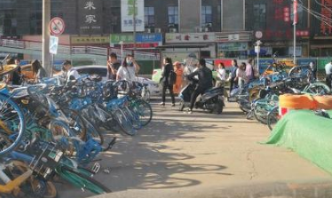 西安曲江八水小区外共享单车阻碍交通 居民出行极为不便