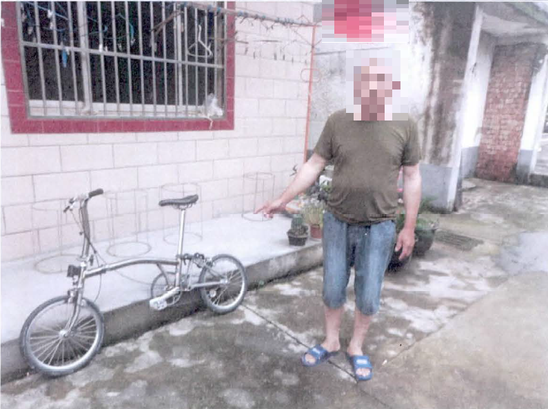 犯罪嫌疑人程某指认涉案自行车  青浦区检察院供图
