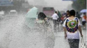 雨天溅起积水淋湿路人被罚200 网友：建议全国推广