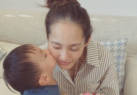 王棠云慶32歲生日 兒子替老公余文樂獻吻超溫馨