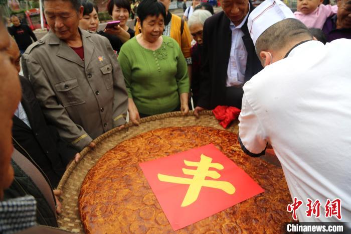 重庆一商家做直径1米巨型月饼邀民众品尝