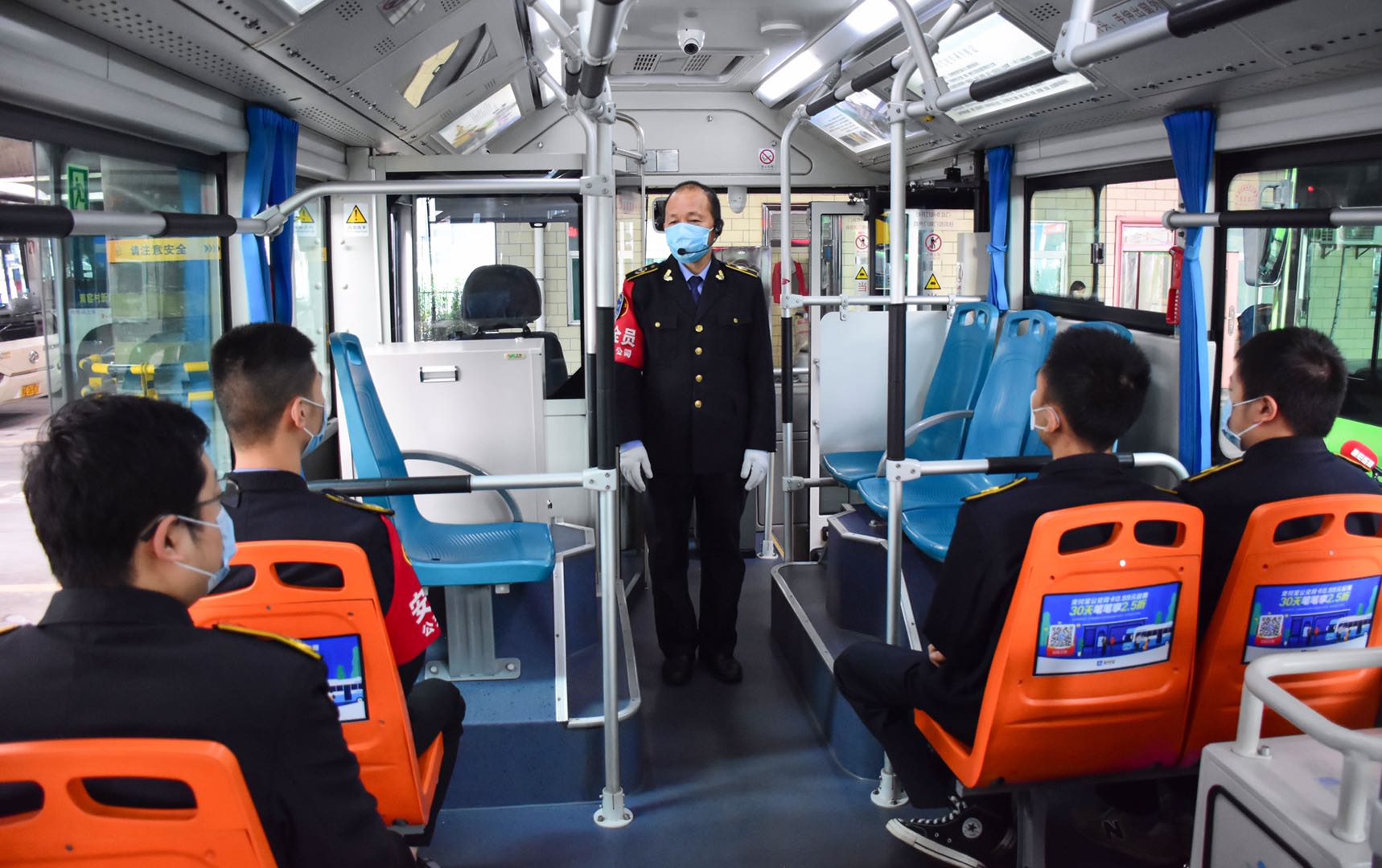 西安52岁公交司机双语报站成网红  用英文向乘客介绍“十四运”
