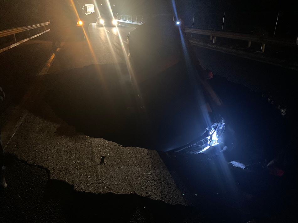青兰高速定西路段路面塌陷致4车受损 养护公司：正协商处理